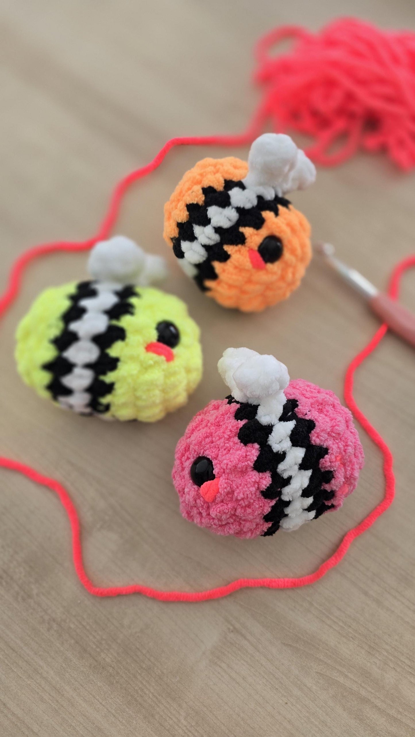 Bee Crochet Pattern, Beginner Friendly, No Sew, Amigurumi, PDF Download, KnotsMerryYarn